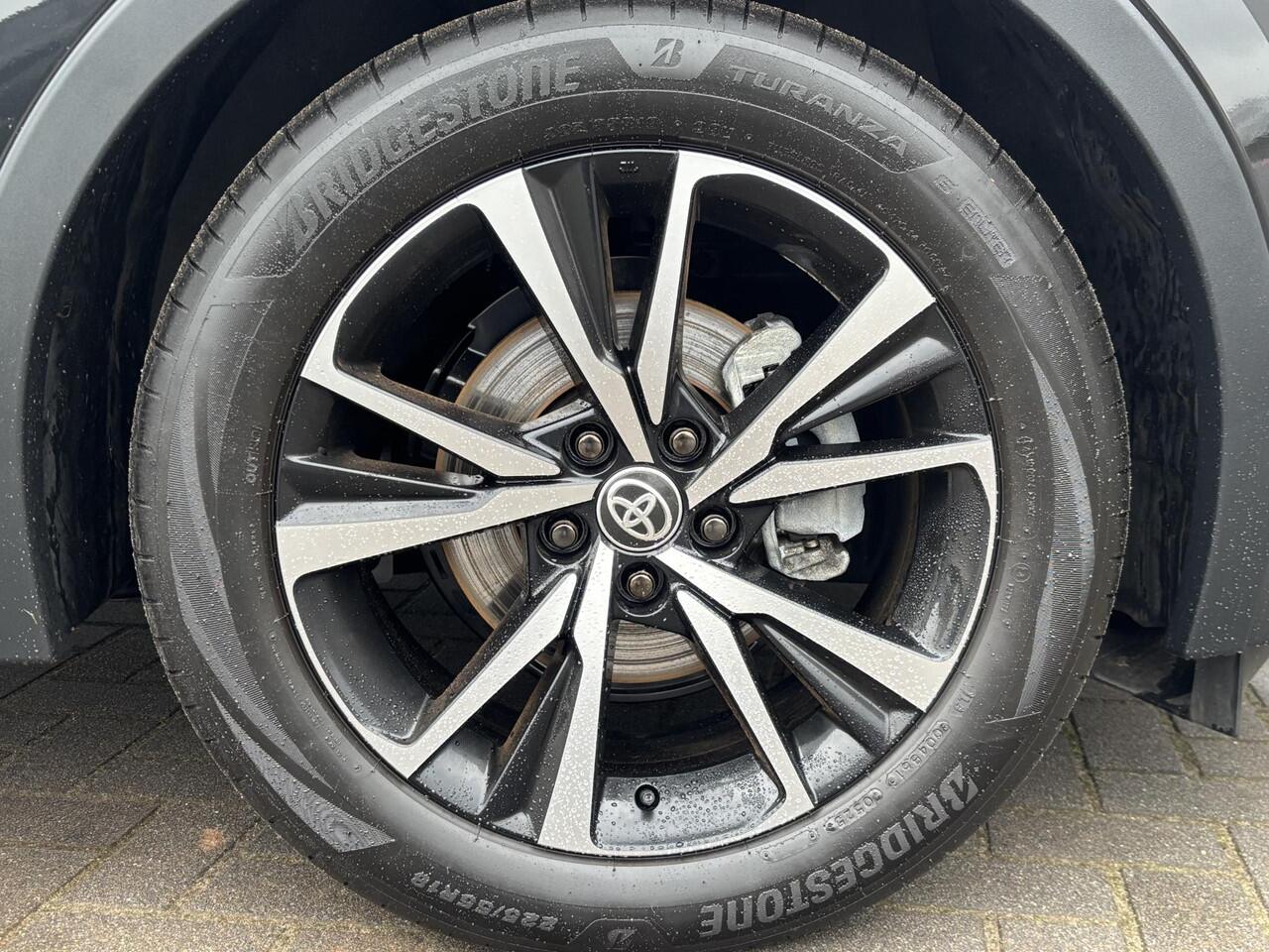 Toyota C-HR 1.8 Hybrid 140 First Edition Automaat / Fabrieksgarantie tot 10 jaar mogelijk * / Stuur-, stoel- en voorruitverwarming / Navigatie / Elektrische Achterklep / Camera / Dual Zone Climate Control / Apple Carplay/Android auto / 18" LM wielen /