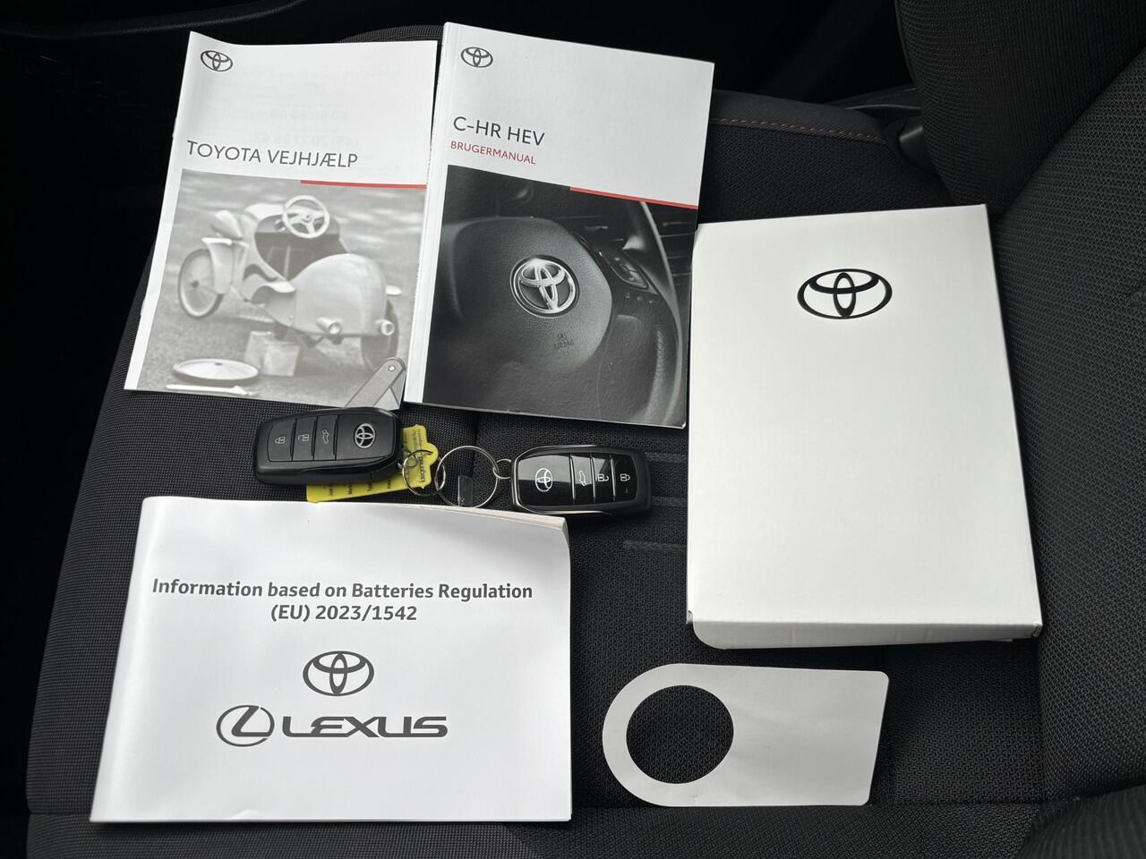 Toyota C-HR 1.8 Hybrid 140 First Edition Automaat / Fabrieksgarantie tot 10 jaar mogelijk * / Stuur-, stoel- en voorruitverwarming / Navigatie / Elektrische Achterklep / Camera / Dual Zone Climate Control / Apple Carplay/Android auto / 18" LM wielen /