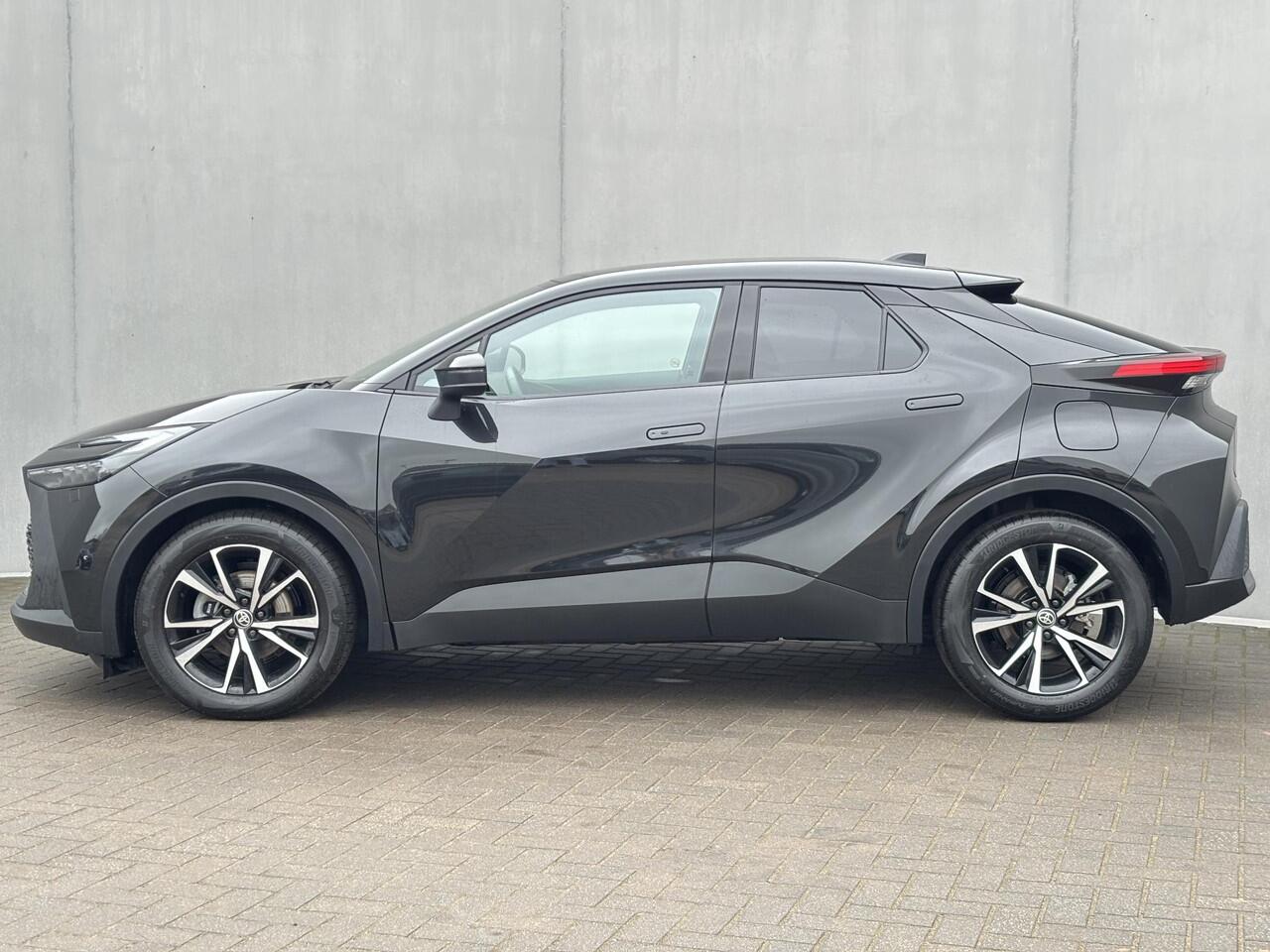 Toyota C-HR 1.8 Hybrid 140 First Edition Automaat / Fabrieksgarantie tot 10 jaar mogelijk * / Stuur-, stoel- en voorruitverwarming / Navigatie / Elektrische Achterklep / Camera / Dual Zone Climate Control / Apple Carplay/Android auto / 18" LM wielen /