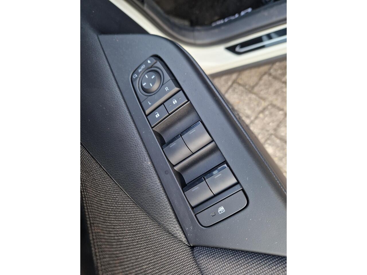 Toyota C-HR 2.0 Plug-in Hybrid 220 Dynamic