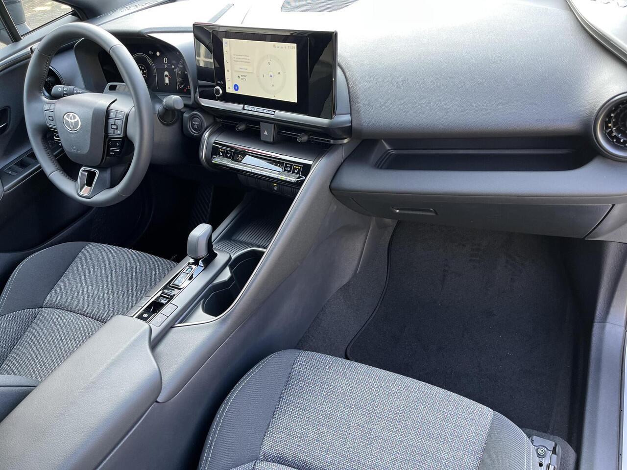Toyota C-HR 2.0 Plug-in Hybrid 220 Dynamic | Shimmering silver metallic | Nieuw uit voorraad leverbaar |