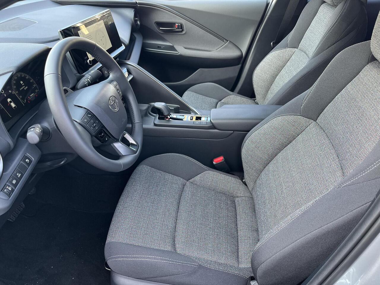 Toyota C-HR 2.0 Plug-in Hybrid 220 Dynamic | Shimmering silver metallic | Nieuw uit voorraad leverbaar |