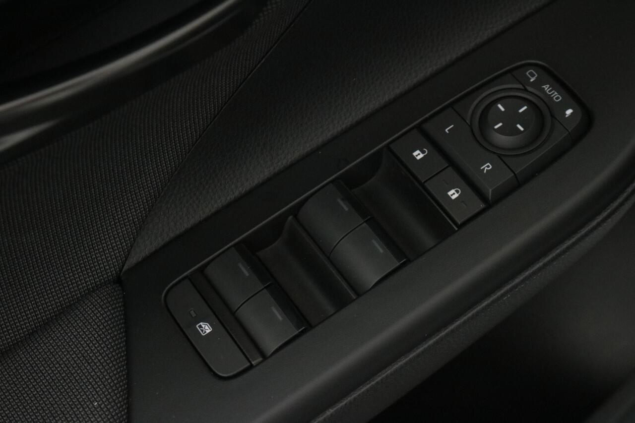 Toyota C-HR 2.0 Plug-in Hybrid 220 Dynamic Limit, Groot scherm
