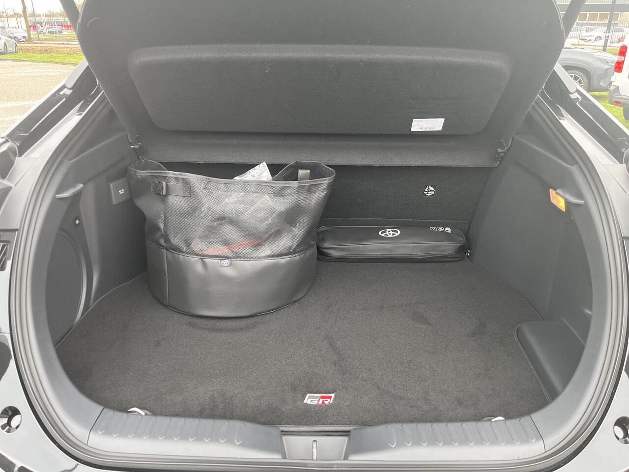 Toyota C-HR 2.0 Plug-in Hybrid 220 Black Edition | ¤ 2.000 extra inruilwaarde |