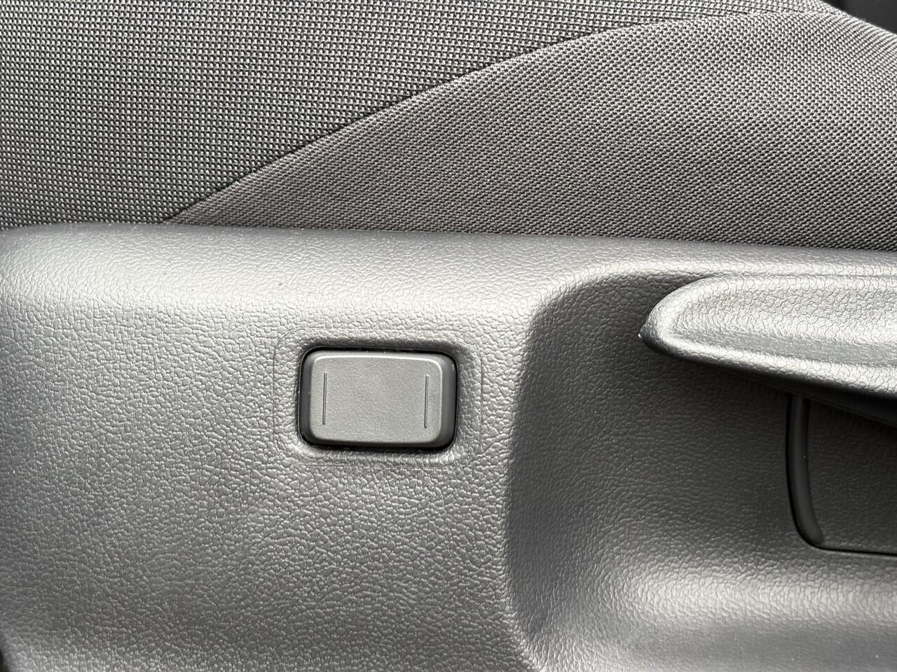 Toyota C-HR 1.8 Hybrid 140 Dynamic **DARK BLUE MICA/ NIEUWE AUTO/ DIRECT LEVERBAAR**