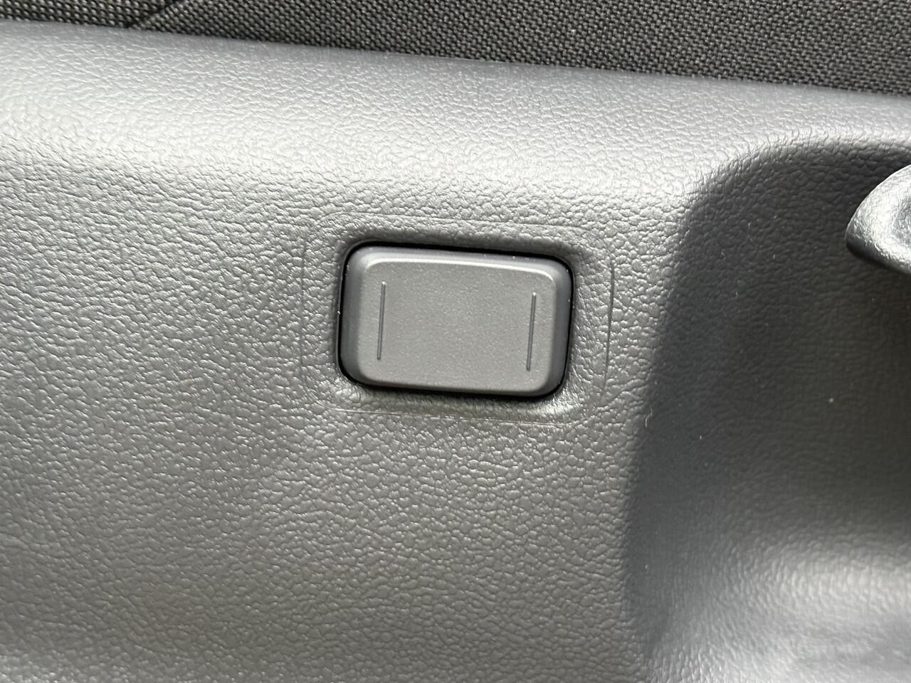 Toyota C-HR 2.0 Plug-in Hybrid 220 Dynamic **MIDNIGHT TEAL/ NIEUWE AUTO/ DIRECT LEVERBAAR**