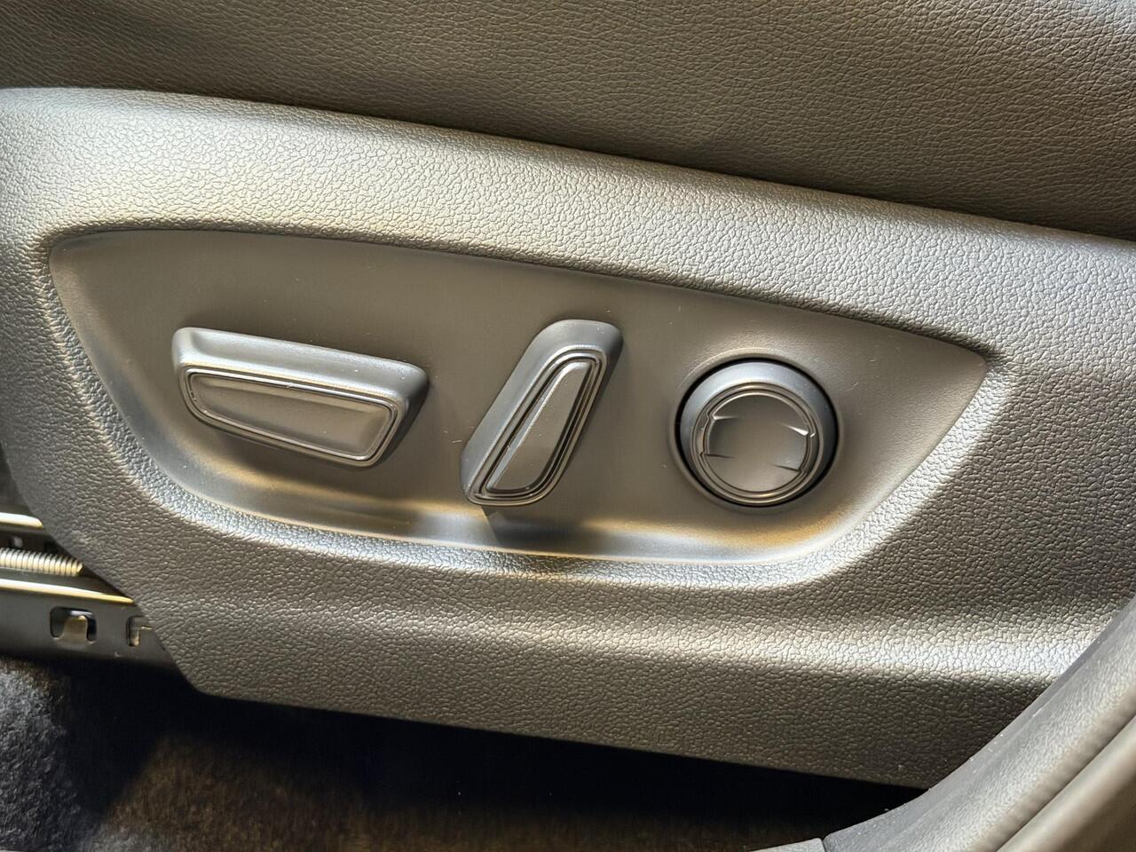 Toyota C-HR 2.0 Plug-in Hybrid 220 Black Edition