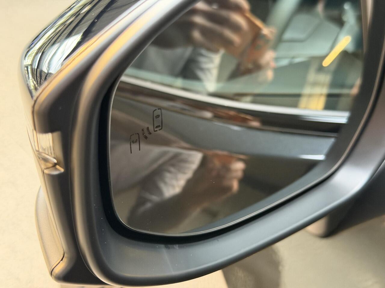 Toyota C-HR 2.0 Plug-in Hybrid 220 Black Edition