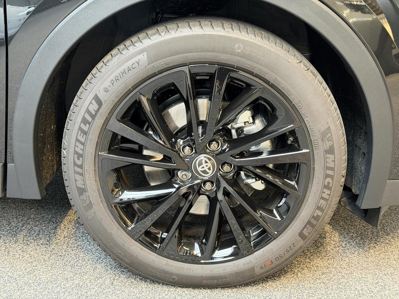 Toyota C-HR 2.0 Plug-in Hybrid 220 Black Edition