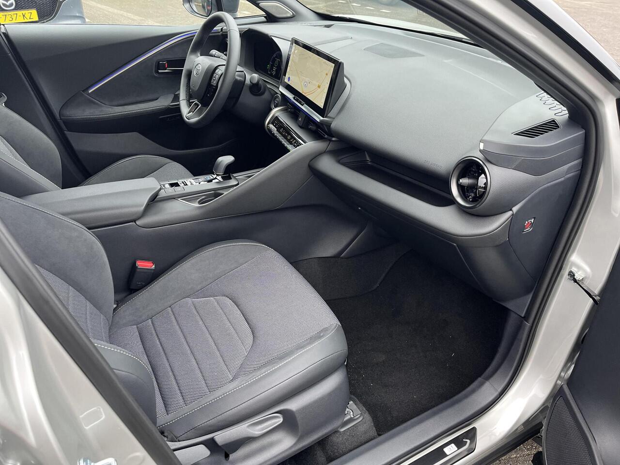 Toyota C-HR 2.0 Plug-in Hybrid 220 Executive | Navigatie | Apple CarPlay/Android auto | Achteruitrijcamera | Head-Up display | Elektrische achterklep