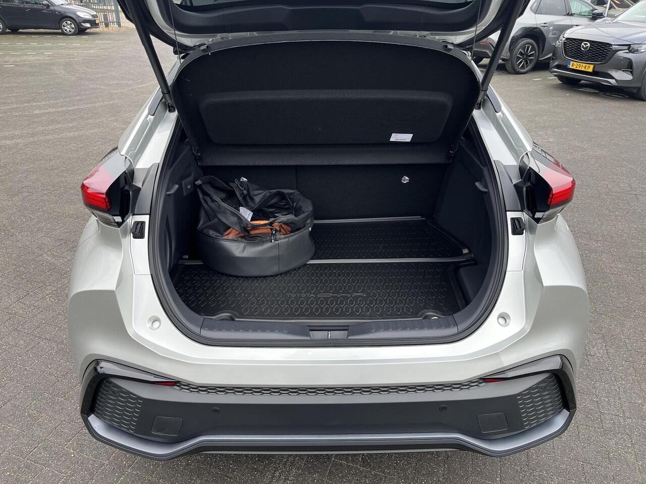 Toyota C-HR 2.0 Plug-in Hybrid 220 Executive | Navigatie | Apple CarPlay/Android auto | Achteruitrijcamera | Head-Up display | Elektrische achterklep