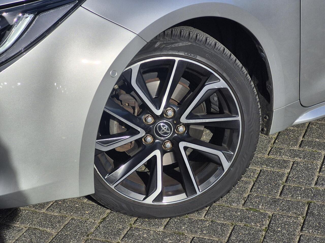 Toyota COROLLA Touring Sports 2.0 Hybrid Business Sport Intro