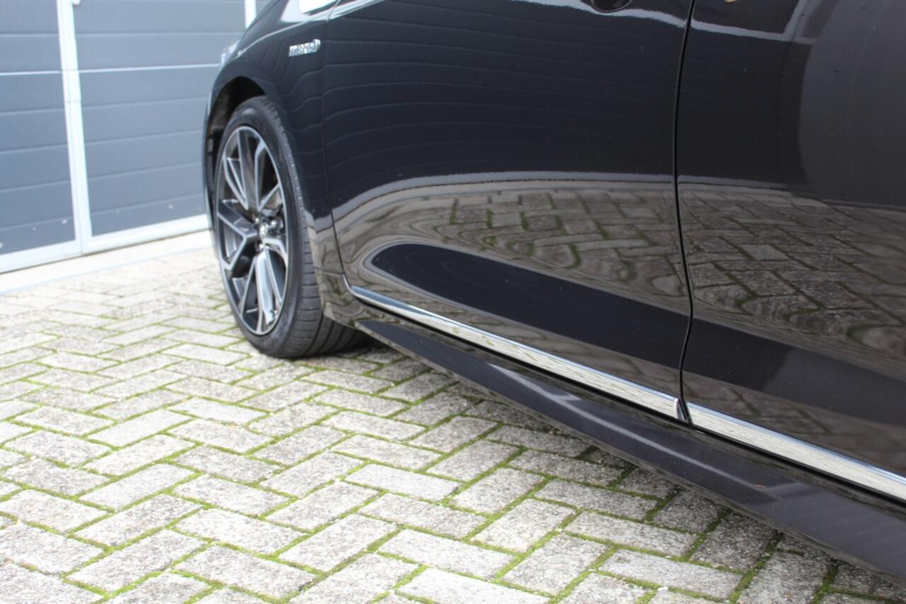 Toyota COROLLA 1.8 Hybrid Executive 5 drs. Panoramisch schuif/kanteldak