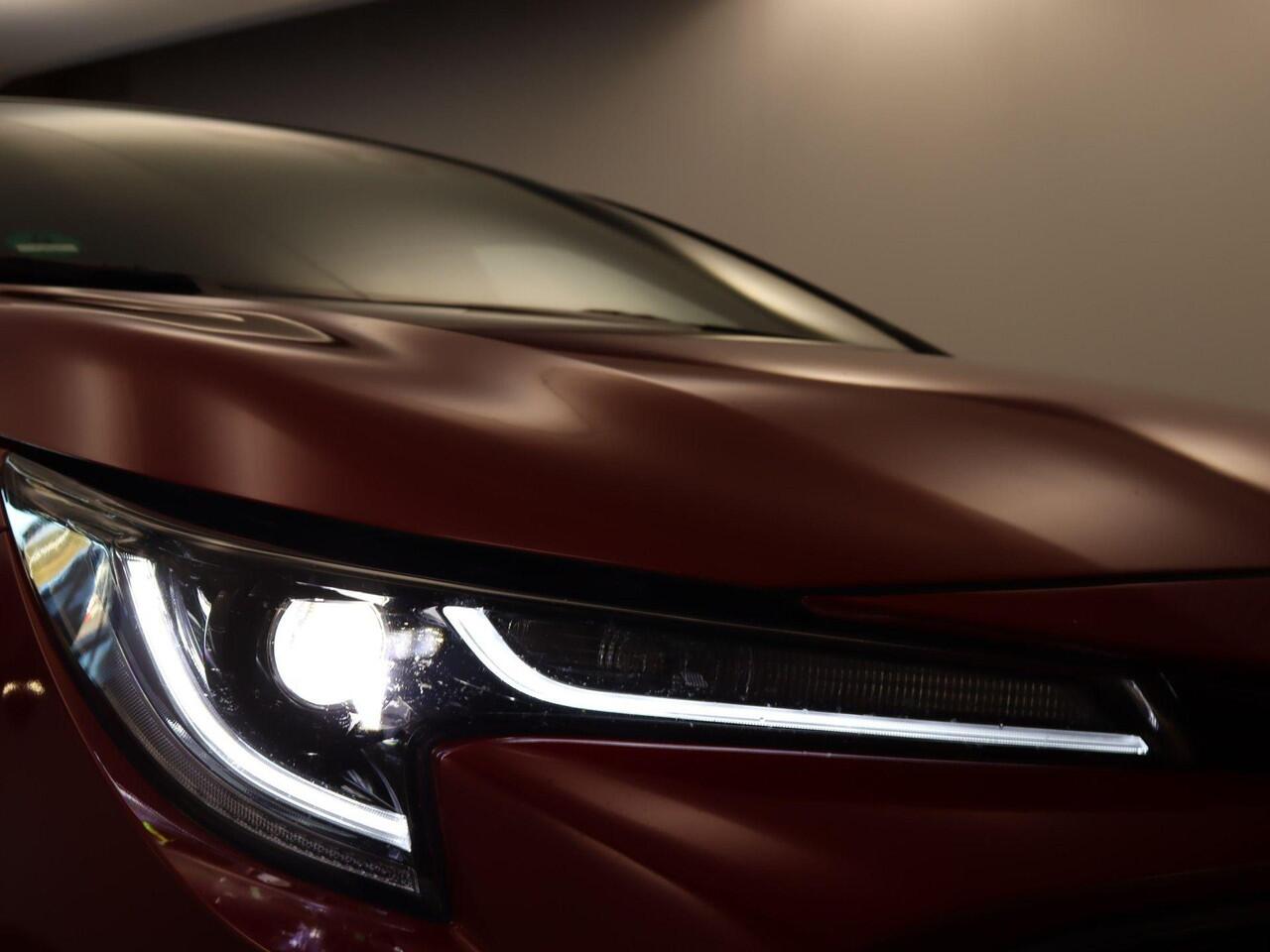 Toyota COROLLA 1.8 Hybrid Style - AFNEEMBARE TREKHAAK (TREKGEWICHT 750 KG GEREMD) - ADAPTIEVE CRUISE CONTROL - CLIMATE CONTROL - BLUETOOTH TELEFOONVOORBEREIDING - PARKEERASSISTENT- KEYLESS START/ENTRY - NAVIGATIE FULL MAP - PARKEERSENSOREN VOOR + ACHTER - STOELVERWARMIN