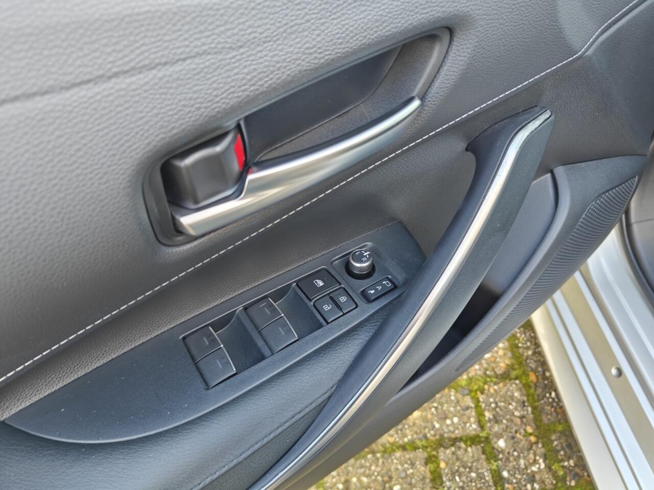 Toyota COROLLA 1.8 Hybrid First Ed. | Lederen bekleding