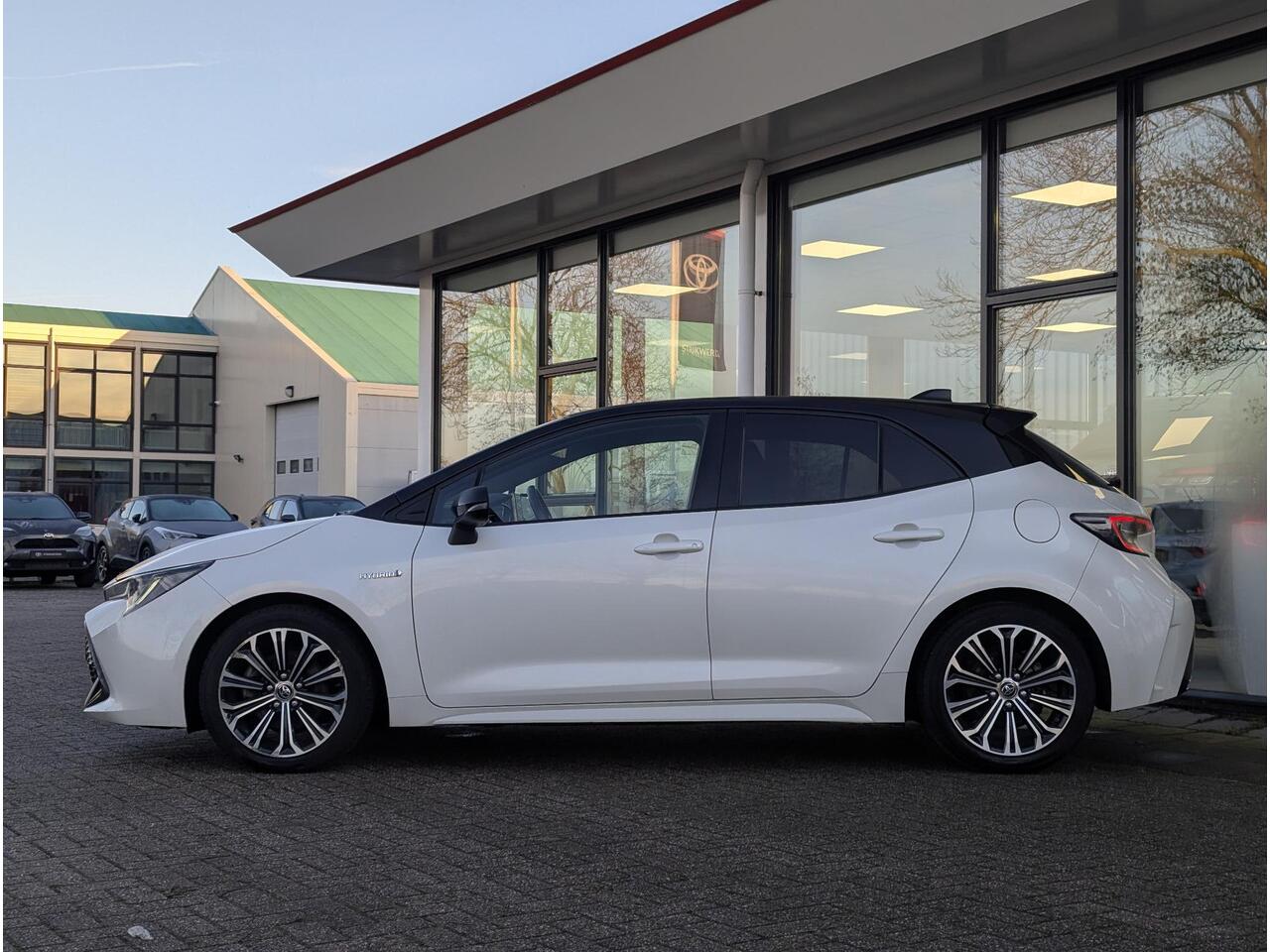 Toyota COROLLA 2.0 Hybrid Business Plus | Dealer OH | Bi-tone | Stoelverwarming | ACC | LED | Keyless | Camera | Qi-Lader