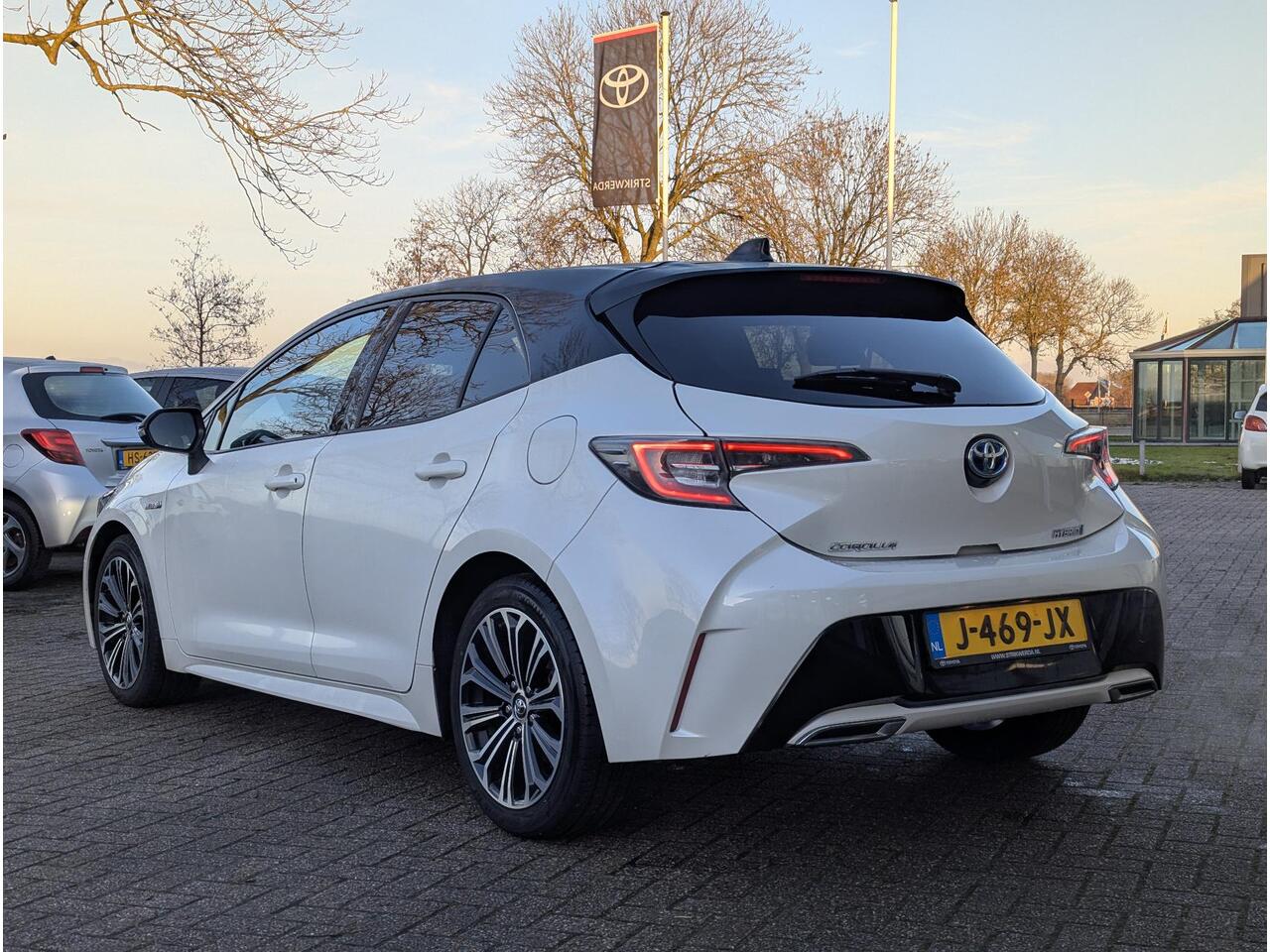 Toyota COROLLA 2.0 Hybrid Business Plus | Dealer OH | Bi-tone | Stoelverwarming | ACC | LED | Keyless | Camera | Qi-Lader