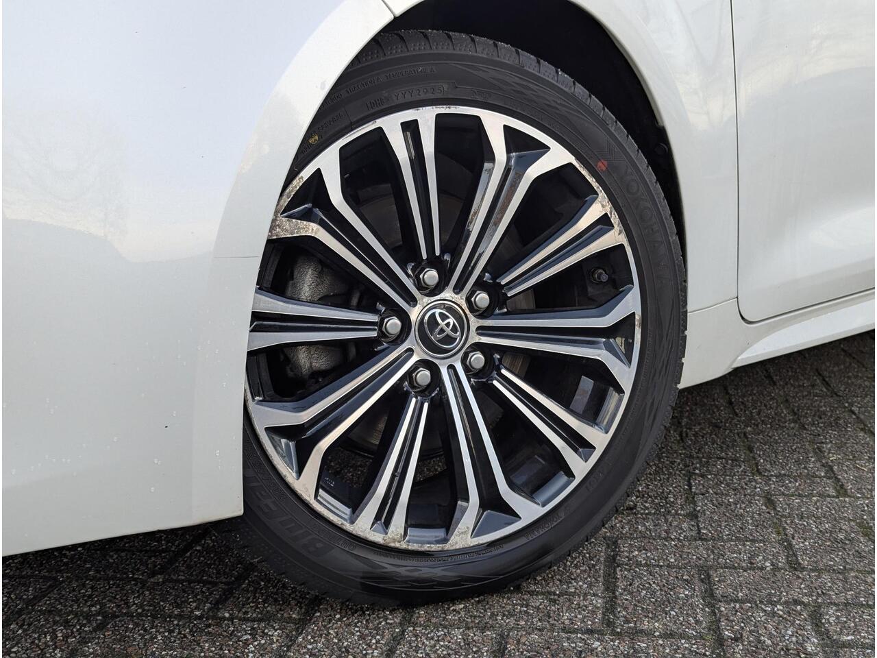 Toyota COROLLA 2.0 Hybrid Business Plus | Dealer OH | Bi-tone | Stoelverwarming | ACC | LED | Keyless | Camera | Qi-Lader