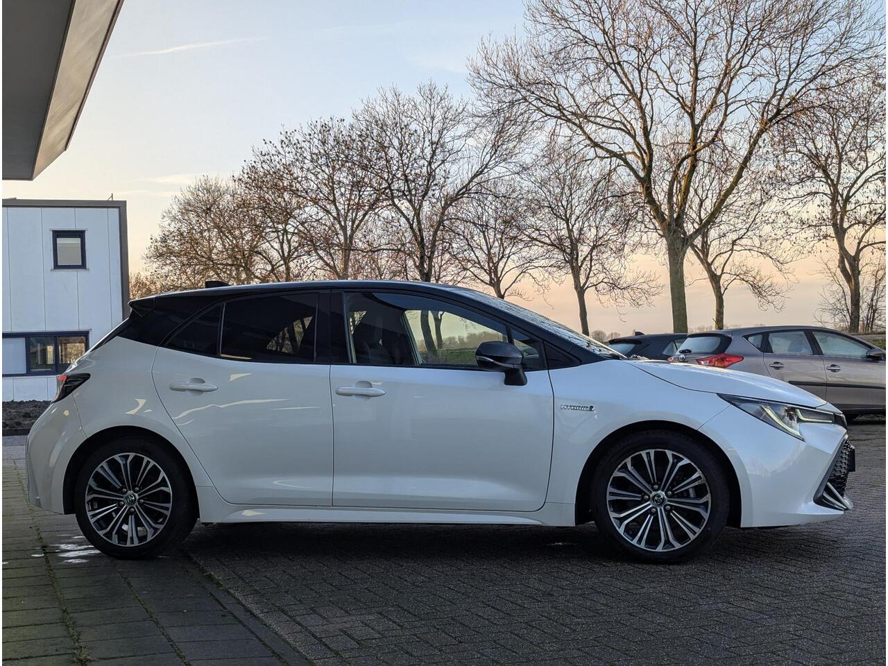 Toyota COROLLA 2.0 Hybrid Business Plus | Dealer OH | Bi-tone | Stoelverwarming | ACC | LED | Keyless | Camera | Qi-Lader