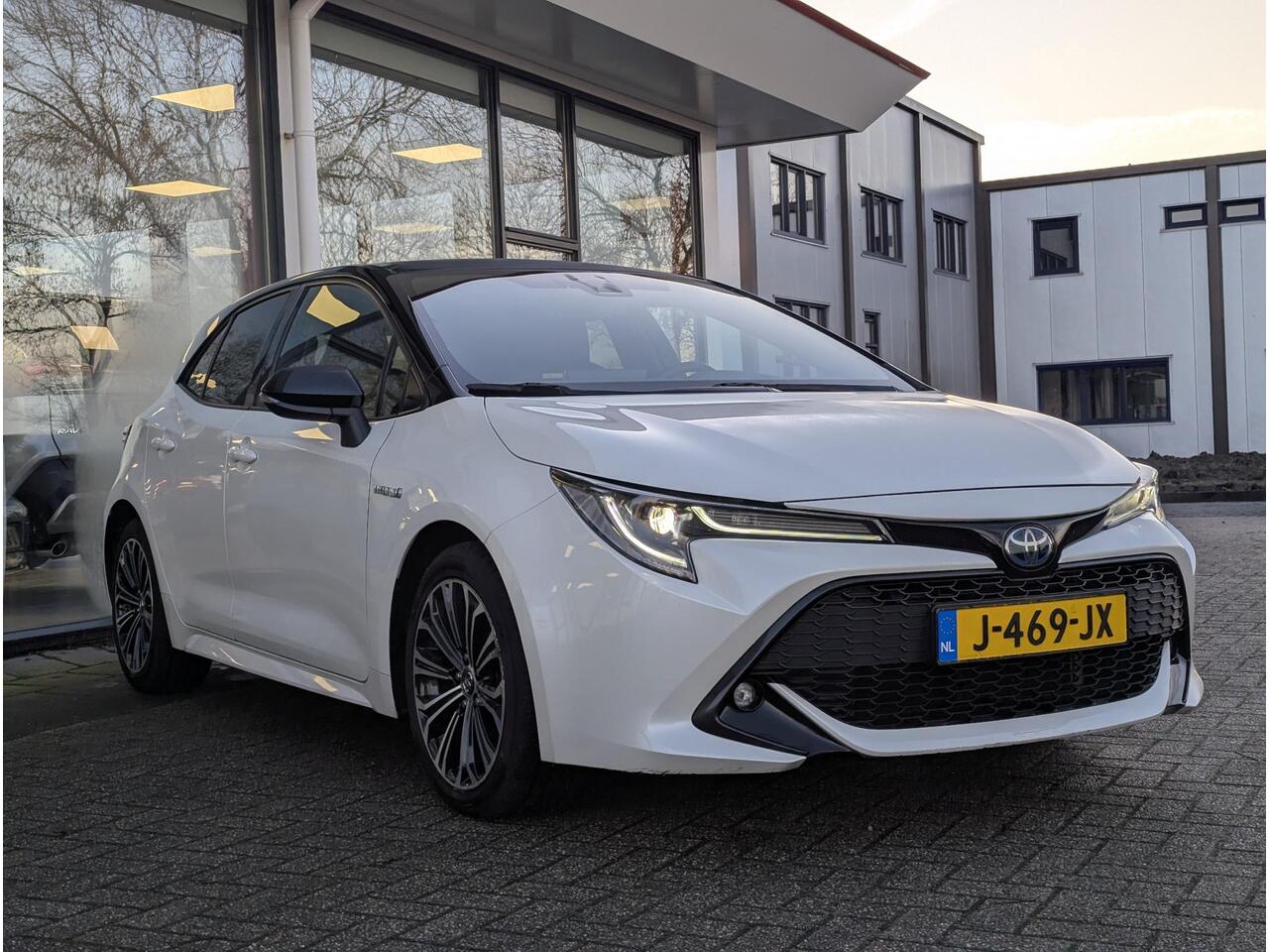 Toyota COROLLA 2.0 Hybrid Business Plus | Dealer OH | Bi-tone | Stoelverwarming | ACC | LED | Keyless | Camera | Qi-Lader