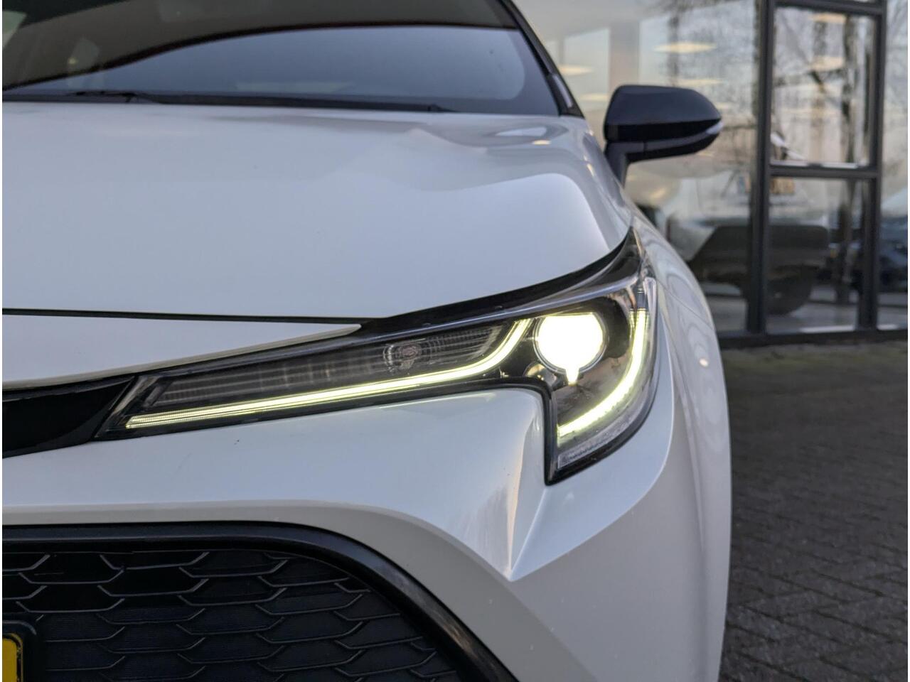 Toyota COROLLA 2.0 Hybrid Business Plus | Dealer OH | Bi-tone | Stoelverwarming | ACC | LED | Keyless | Camera | Qi-Lader