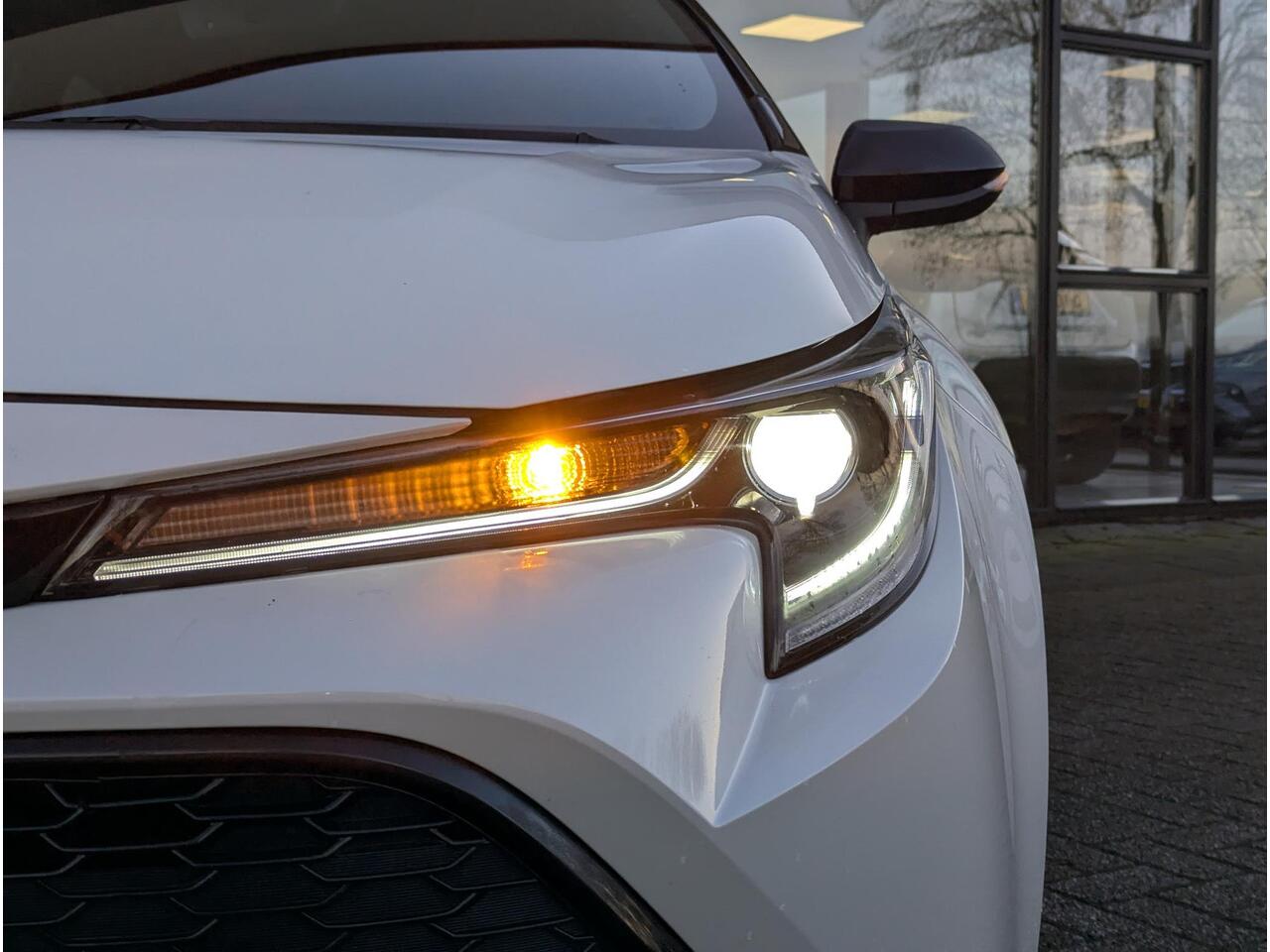 Toyota COROLLA 2.0 Hybrid Business Plus | Dealer OH | Bi-tone | Stoelverwarming | ACC | LED | Keyless | Camera | Qi-Lader