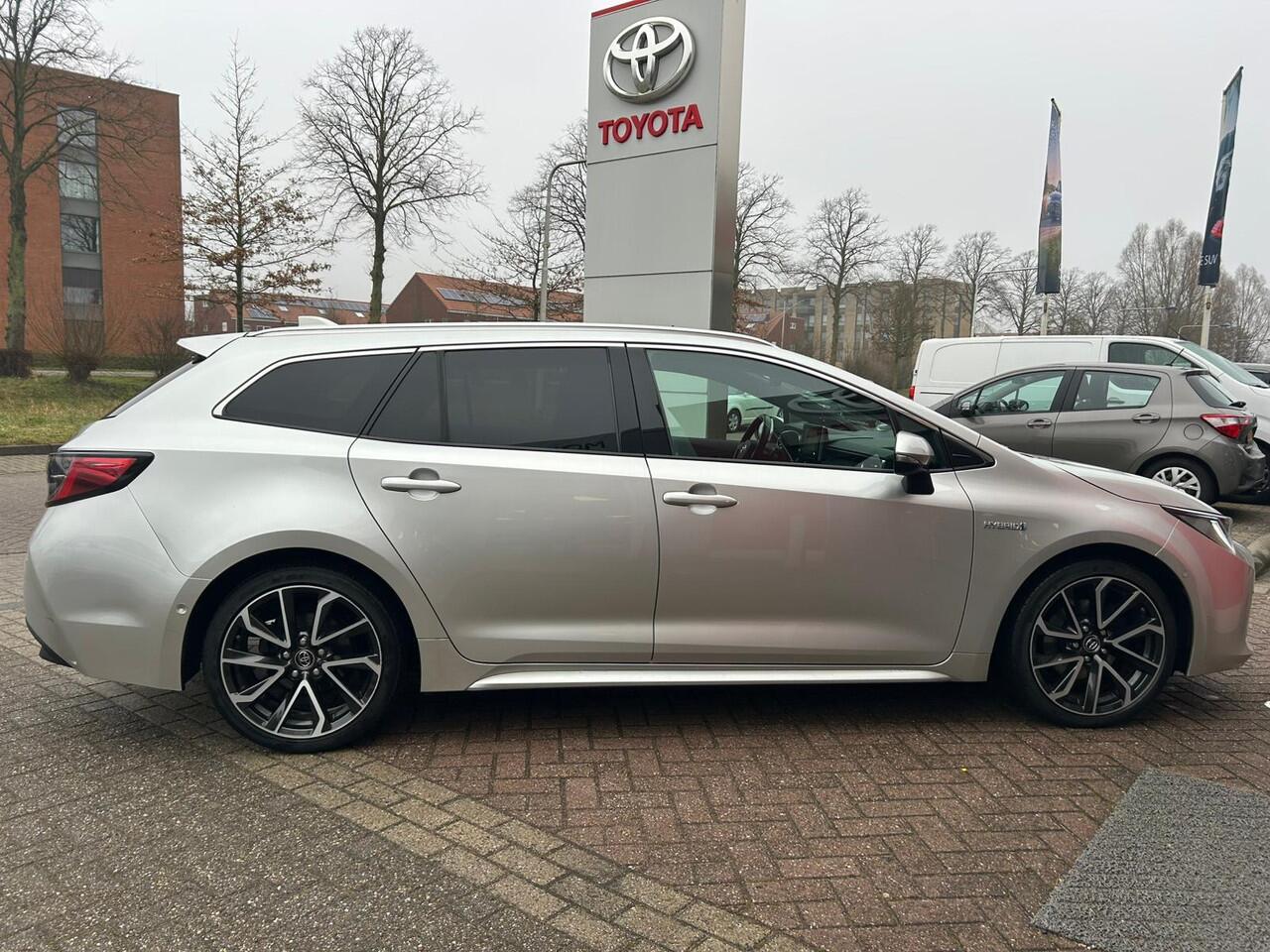 Toyota COROLLA Touring Sports 2.0 Hybrid Premium Trekhaak | Ruime auto vol luxe! | HUD | Stoelverwarming | JBL Premium audio | Elektr. achterklep |