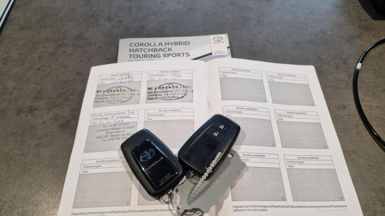 Toyota COROLLA 2.0 Hybrid Bi-Tone Dynamic, 184 PK, Stoelverwarming,