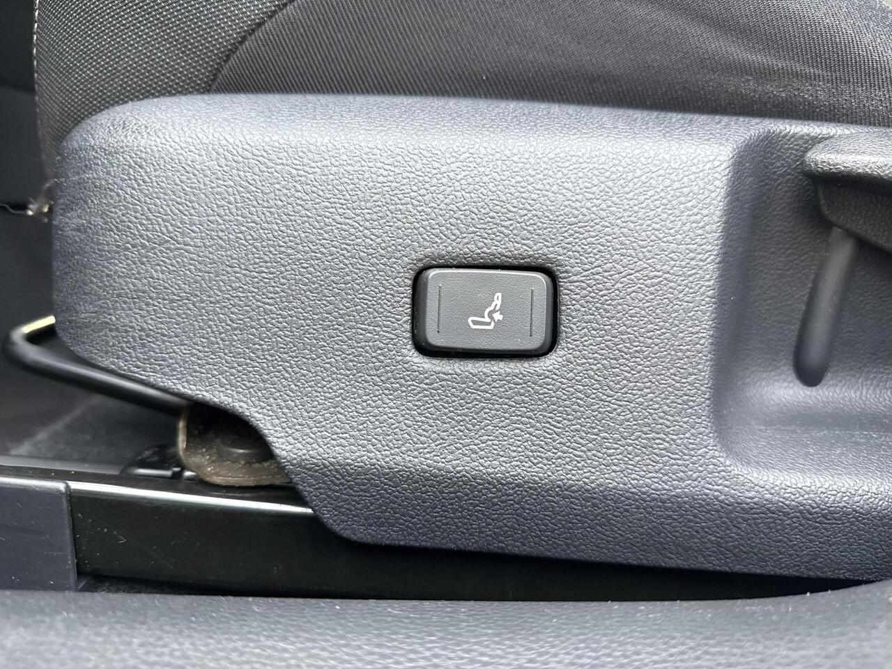 Toyota COROLLA Touring Sports 1.8 Hybrid Dynamic **TREKHAAK/ APPLE CARPLAY & ANDROID AUTO/ STOELVERWARMING/ LENDENSTEUN**