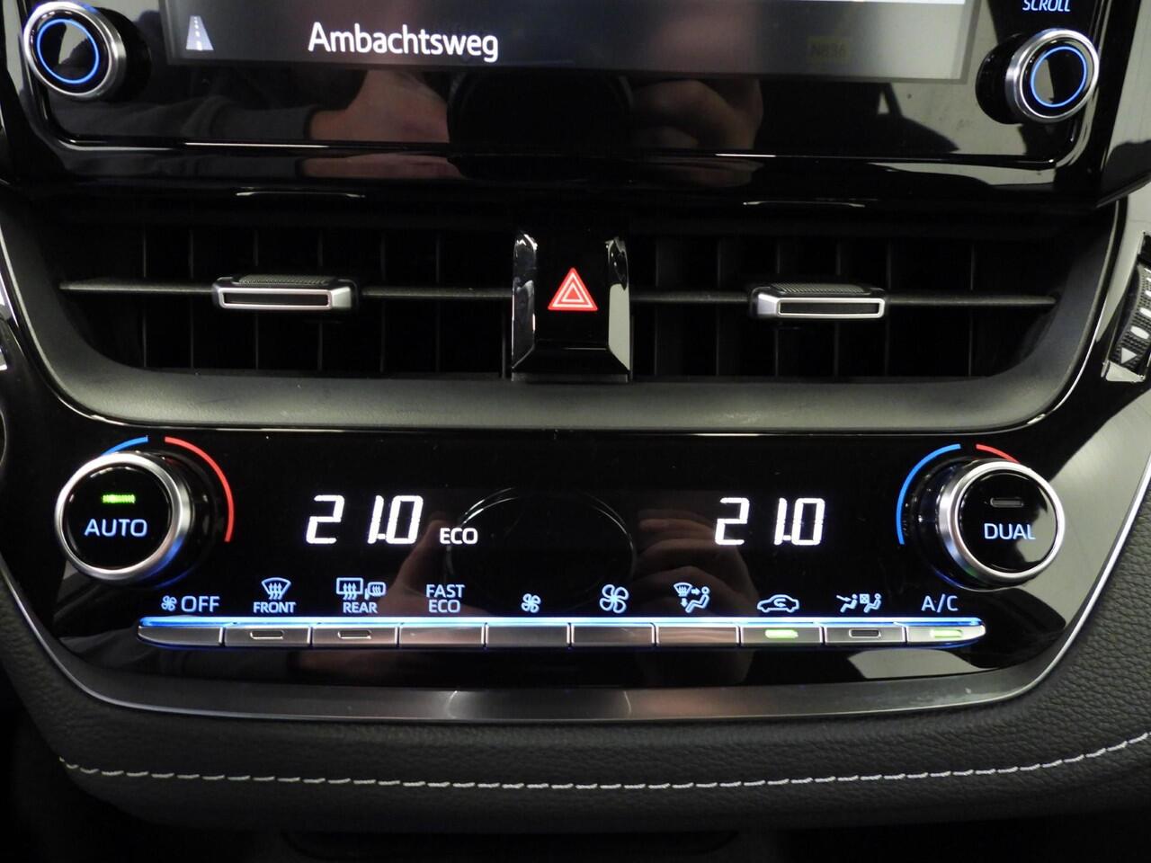 Toyota COROLLA Touring Sports 2.0 Hybrid Dynamic NAVI/CAMERA/CLIMA/17"LMV!