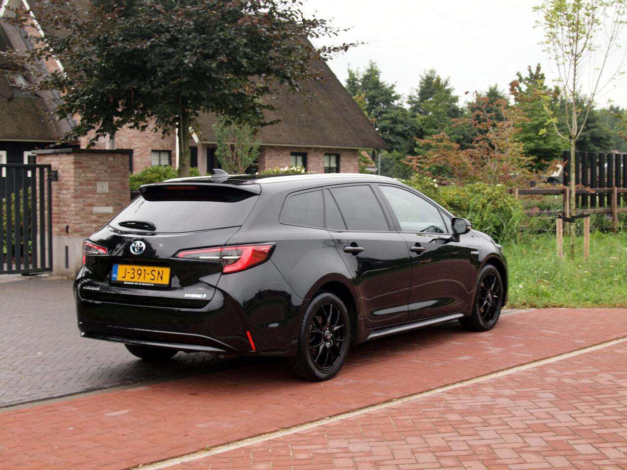 Toyota COROLLA Touring Sports 1.8 Hybrid Business Black Style-pakket | 17 Inch | Camera | Apple Carplay | Cruise Control | NL-Auto |
