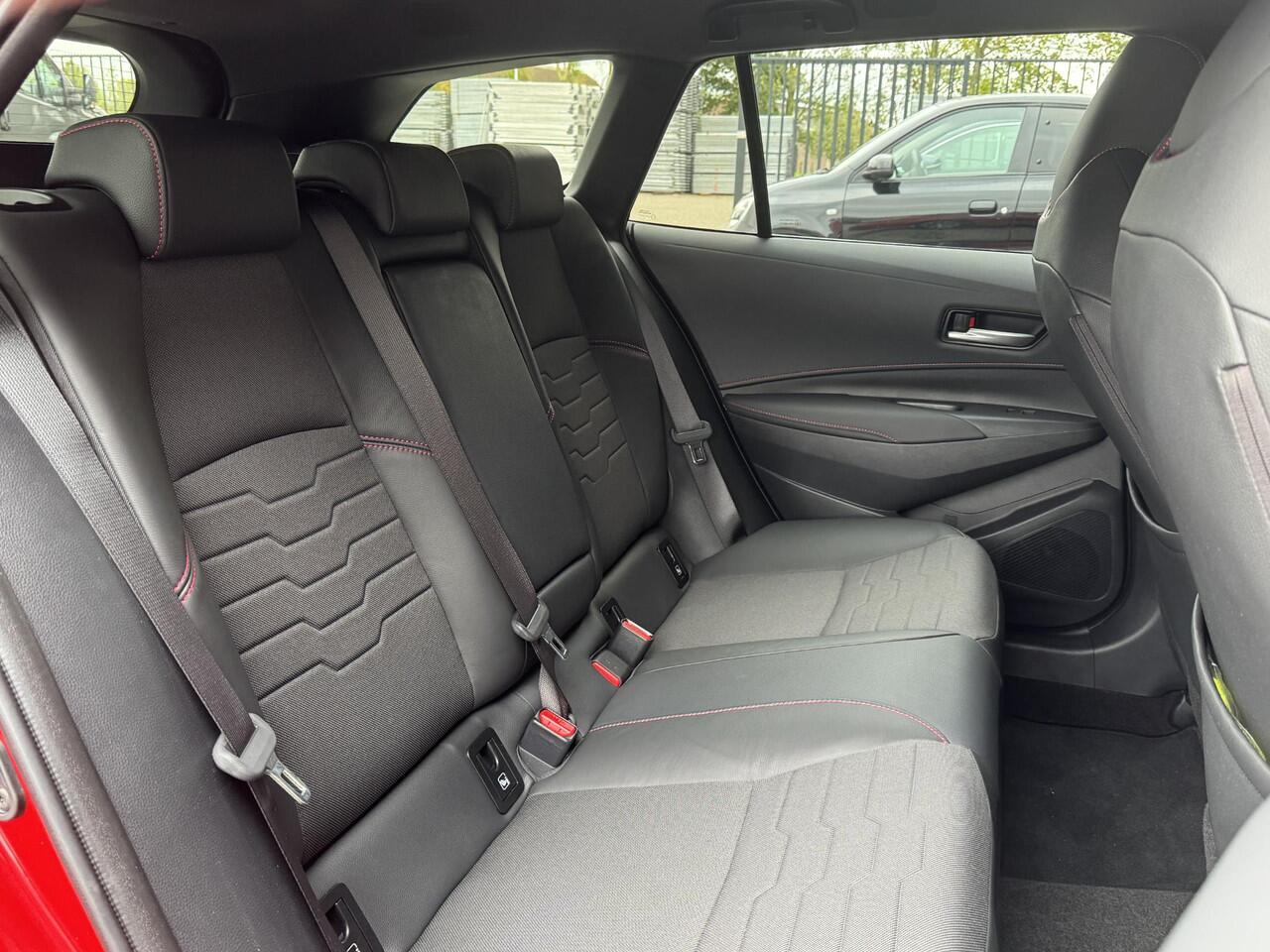 Toyota COROLLA Touring Sports 1.8 HYBRID EXECUTIVE I ADAPT. CRUISE CONTROL I ALCANTARA I NAVIGATIE I P-CAMERA