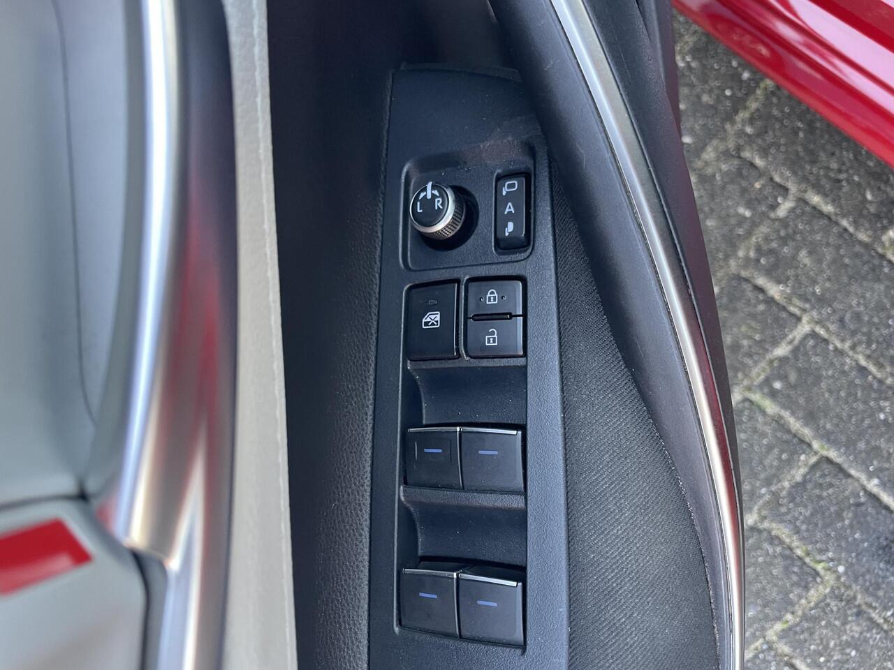 Toyota COROLLA 1.8 Hybrid Style | Parkeersensoren rondom | Dode hoek detectie | All Season banden | Spec Interieur | Zeer luxe |