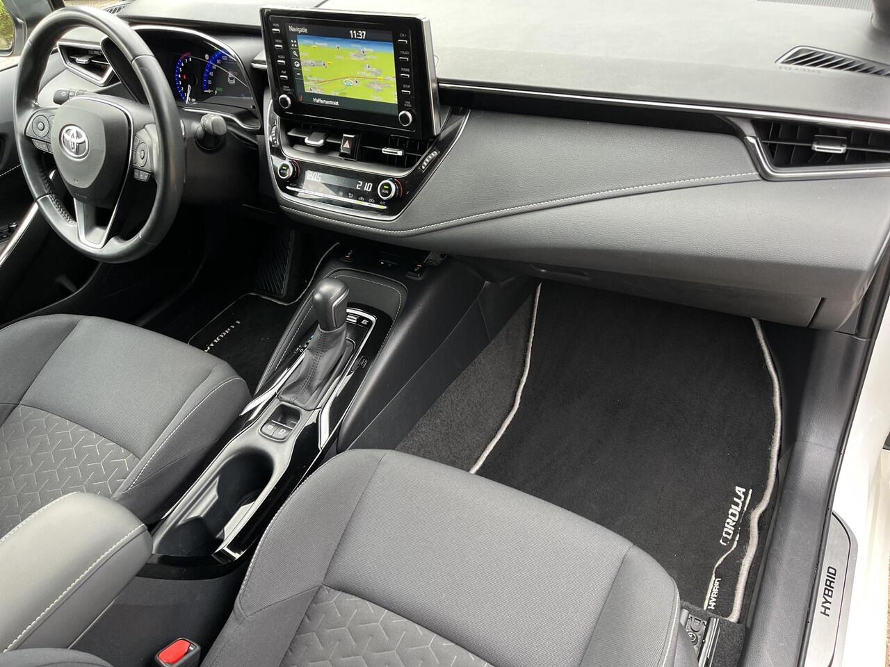Toyota COROLLA 2.0 Hybrid Dynamic | Carplay | Navigatie | Stoelverwarming | 17 inch LM-velgen | Donker glas |