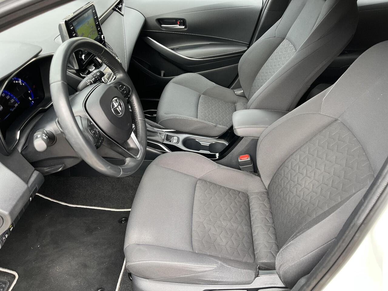 Toyota COROLLA 2.0 Hybrid Dynamic | Carplay | Navigatie | Stoelverwarming | 17 inch LM-velgen | Donker glas |