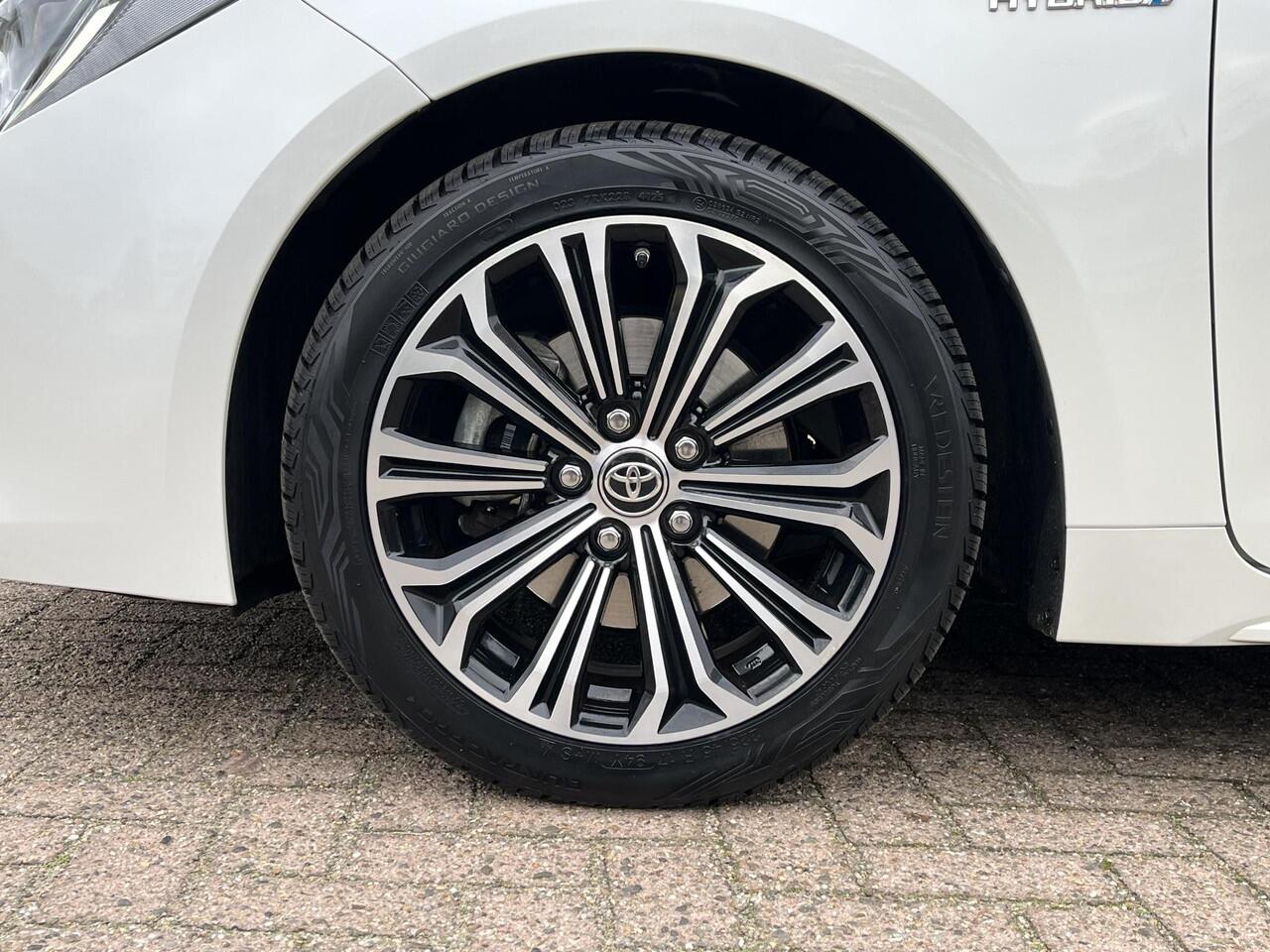 Toyota COROLLA 2.0 Hybrid Dynamic | Carplay | Navigatie | Stoelverwarming | 17 inch LM-velgen | Donker glas |