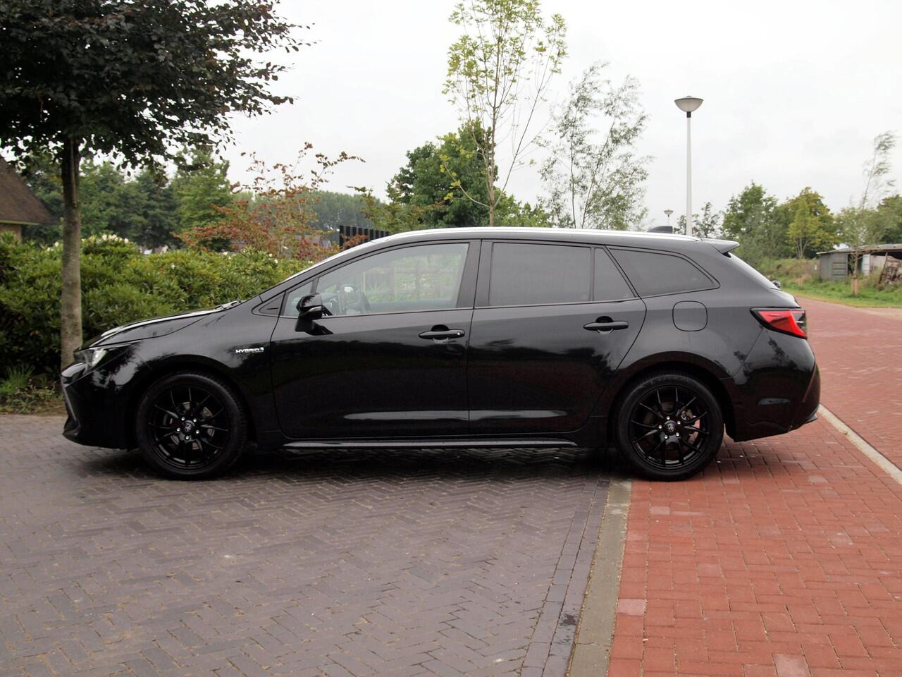 Toyota COROLLA Touring Sports 1.8 Hybrid Business Black Style-pakket | 17 Inch | Camera | Apple Carplay | Cruise Control | NL-Auto |