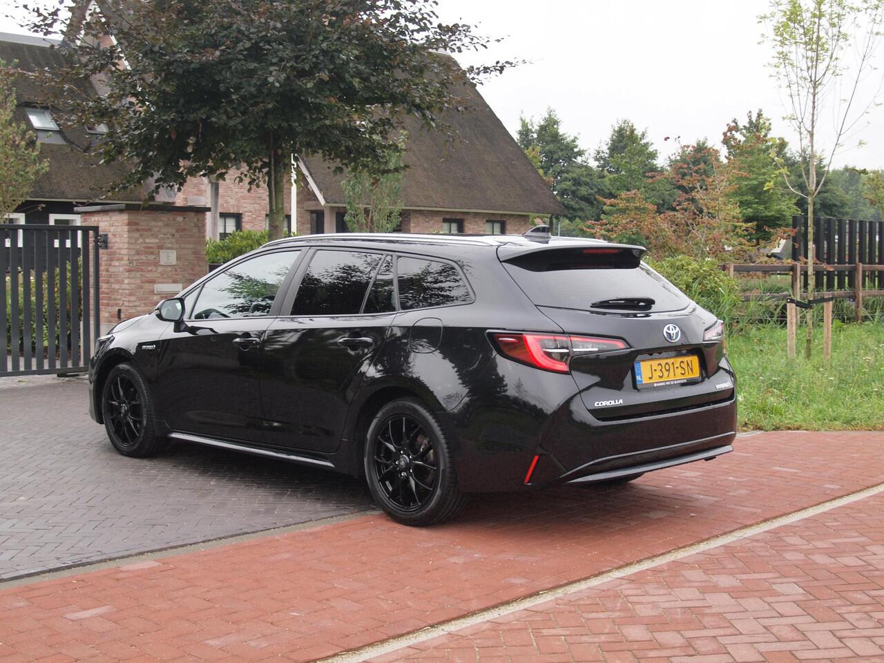 Toyota COROLLA Touring Sports 1.8 Hybrid Business Black Style-pakket | 17 Inch | Camera | Apple Carplay | Cruise Control | NL-Auto |