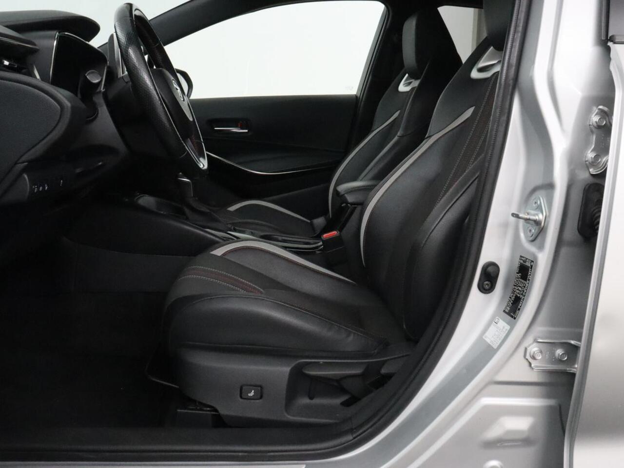 Toyota COROLLA 1.8 Hybrid GR-Sport | Trekhaak | Stoelverwarming | Carplay | Camera | Sportstoelen | Park Assist | Half leder | Adaptive cruise | Climate control | Full LED | Keyless
