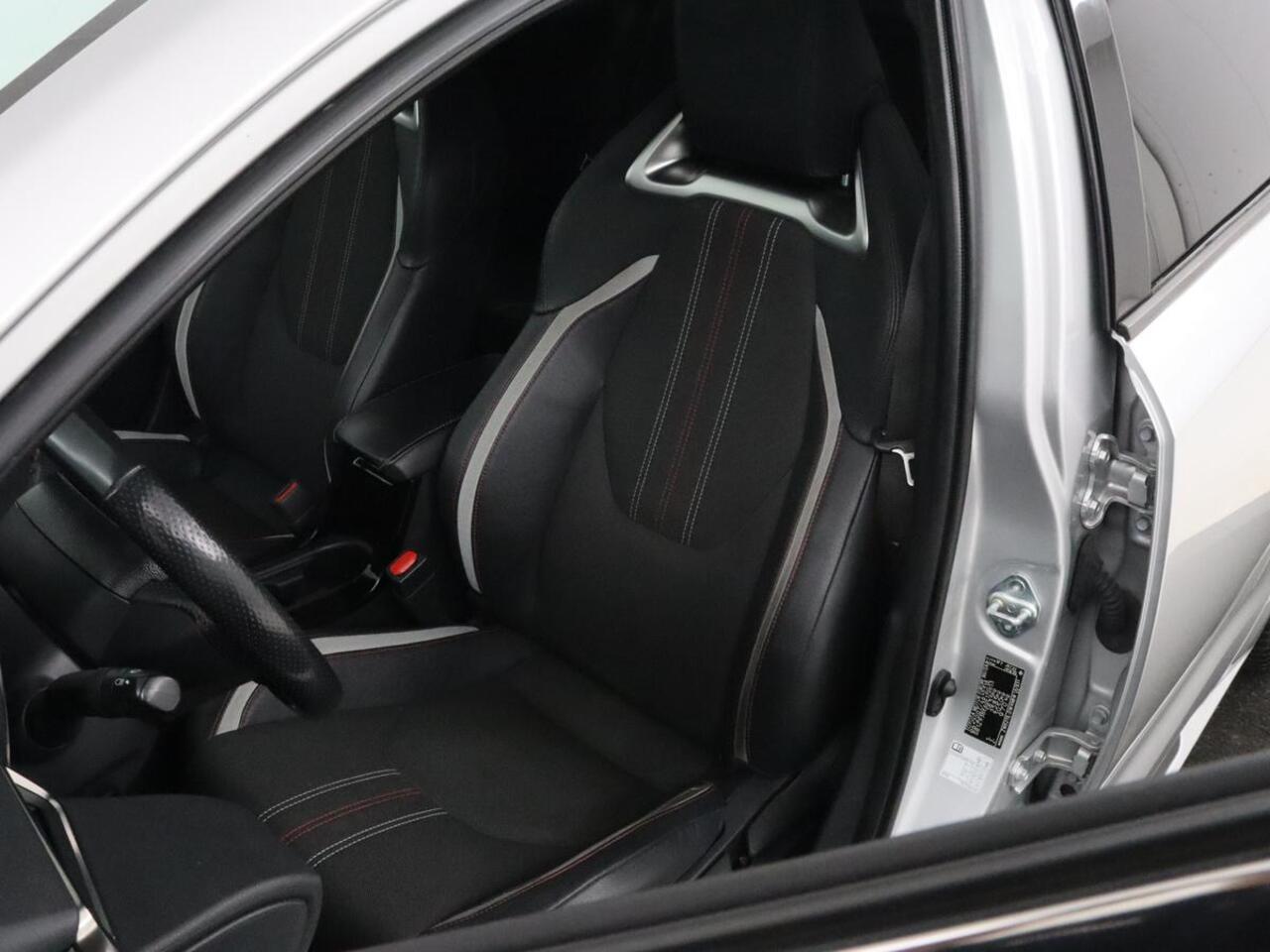 Toyota COROLLA 1.8 Hybrid GR-Sport | Trekhaak | Stoelverwarming | Carplay | Camera | Sportstoelen | Park Assist | Half leder | Adaptive cruise | Climate control | Full LED | Keyless