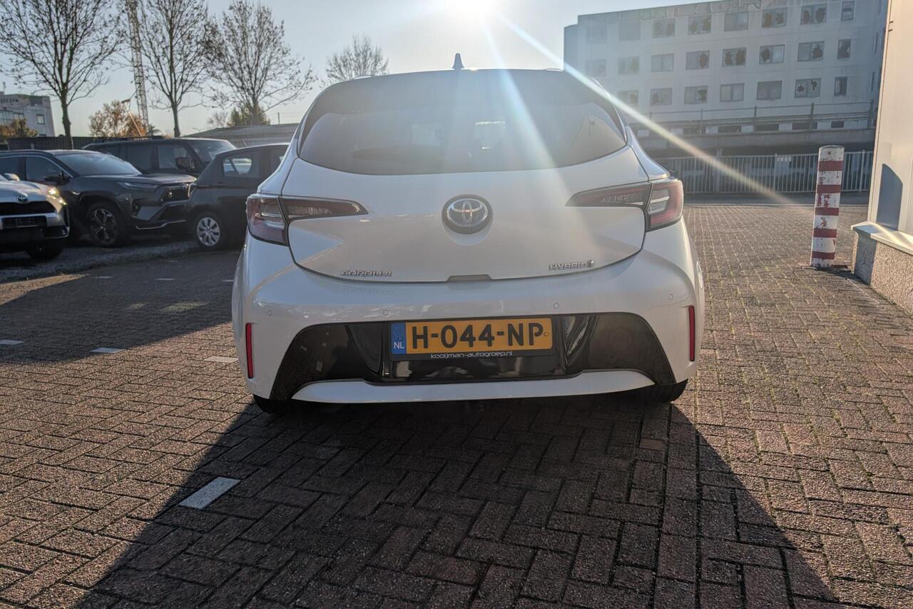 Toyota COROLLA 1.8 Hybrid Executive | Afneembare trekhaak | Bi-tone zwart dak | Led verlichting|PDC V+A| BSN | Half leer | Stoelverwarming |
