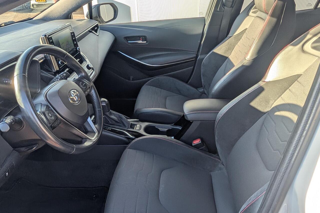 Toyota COROLLA 1.8 Hybrid Executive | Afneembare trekhaak | Bi-tone zwart dak | Led verlichting|PDC V+A| BSN | Half leer | Stoelverwarming |