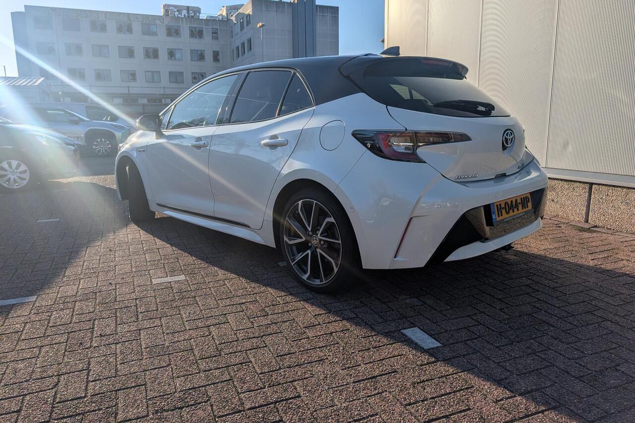 Toyota COROLLA 1.8 Hybrid Executive | Afneembare trekhaak | Bi-tone zwart dak | Led verlichting|PDC V+A| BSN | Half leer | Stoelverwarming |