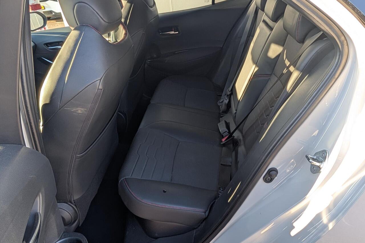 Toyota COROLLA 1.8 Hybrid Executive | Afneembare trekhaak | Bi-tone zwart dak | Led verlichting|PDC V+A| BSN | Half leer | Stoelverwarming |