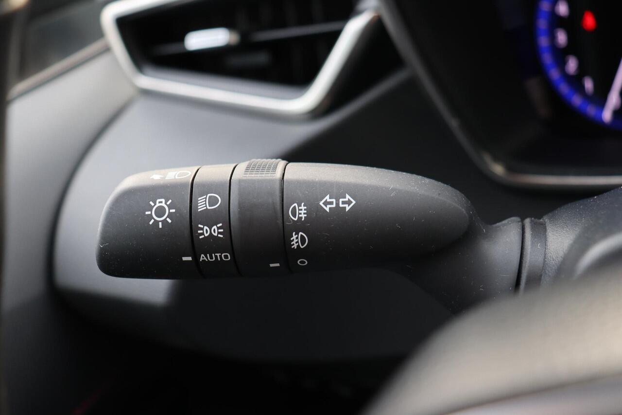 Toyota COROLLA 1.8 Hybrid Executive, Panoramadak Navi, Stoelverwarming, Parkeersensoren, Apple Carplay, Black Pack.