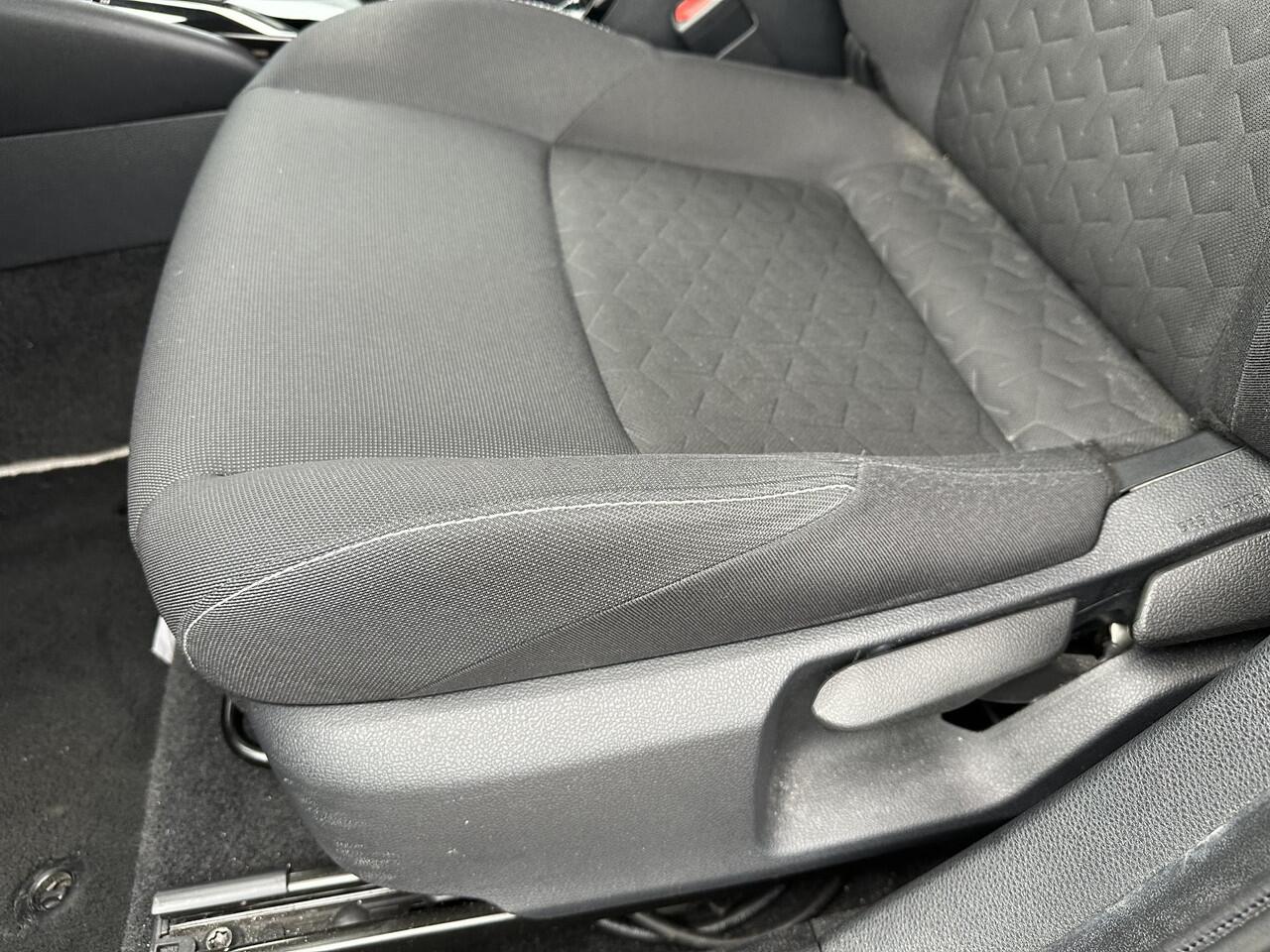 Toyota COROLLA 1.8 Hybrid Dynamic Limited | Automaat | Navigatie | Afneembare Trekhaak | LED Verlichting | Camera | Parkeersensoren | Lichtmetalen Velgen | Digitaal Dashboard | Climate Control | Keyless Start | DAB Radio | Apple Carplay |