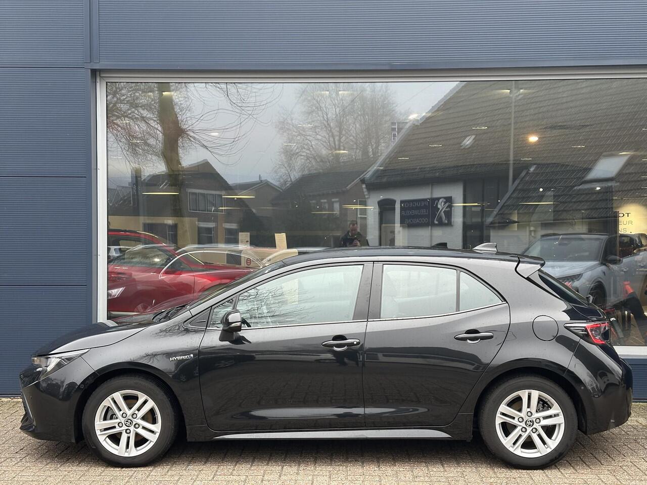 Toyota COROLLA 1.8 Hybrid Dynamic Limited | Automaat | Navigatie | Afneembare Trekhaak | LED Verlichting | Camera | Parkeersensoren | Lichtmetalen Velgen | Digitaal Dashboard | Climate Control | Keyless Start | DAB Radio | Apple Carplay |