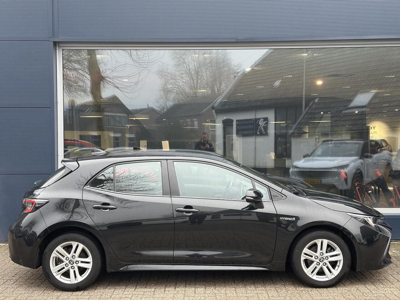 Toyota COROLLA 1.8 Hybrid Dynamic Limited | Automaat | Navigatie | Afneembare Trekhaak | LED Verlichting | Camera | Parkeersensoren | Lichtmetalen Velgen | Digitaal Dashboard | Climate Control | Keyless Start | DAB Radio | Apple Carplay |