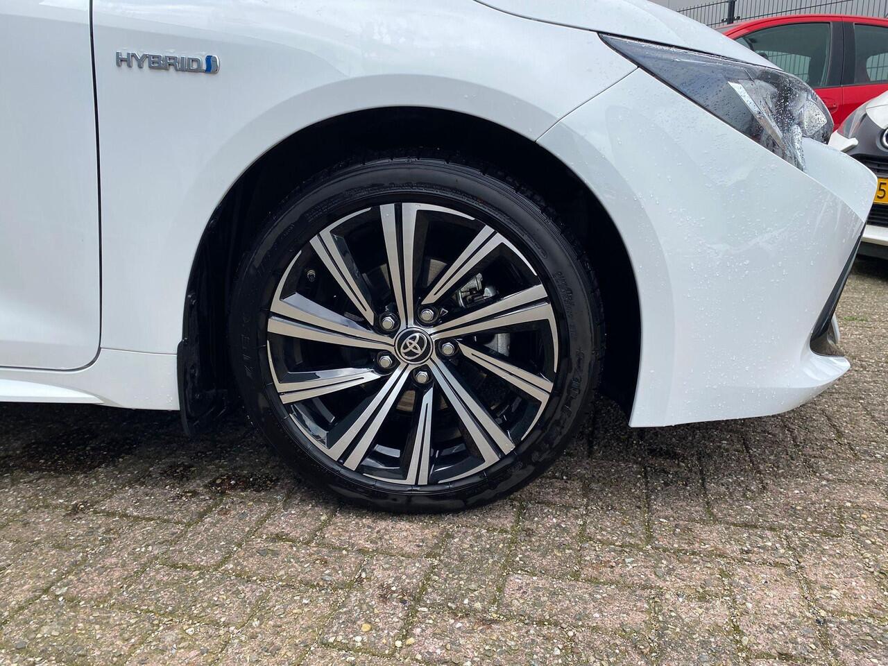 Toyota COROLLA 1.8 Hybrid Dynamic | 1e Eigenaar | NIEUWSTAAT lage KM stand | 10 Jaar Garantie | Dealer onderhouden | Parkeersensoren achter | Full map navigatie | Adaptive cruise control |