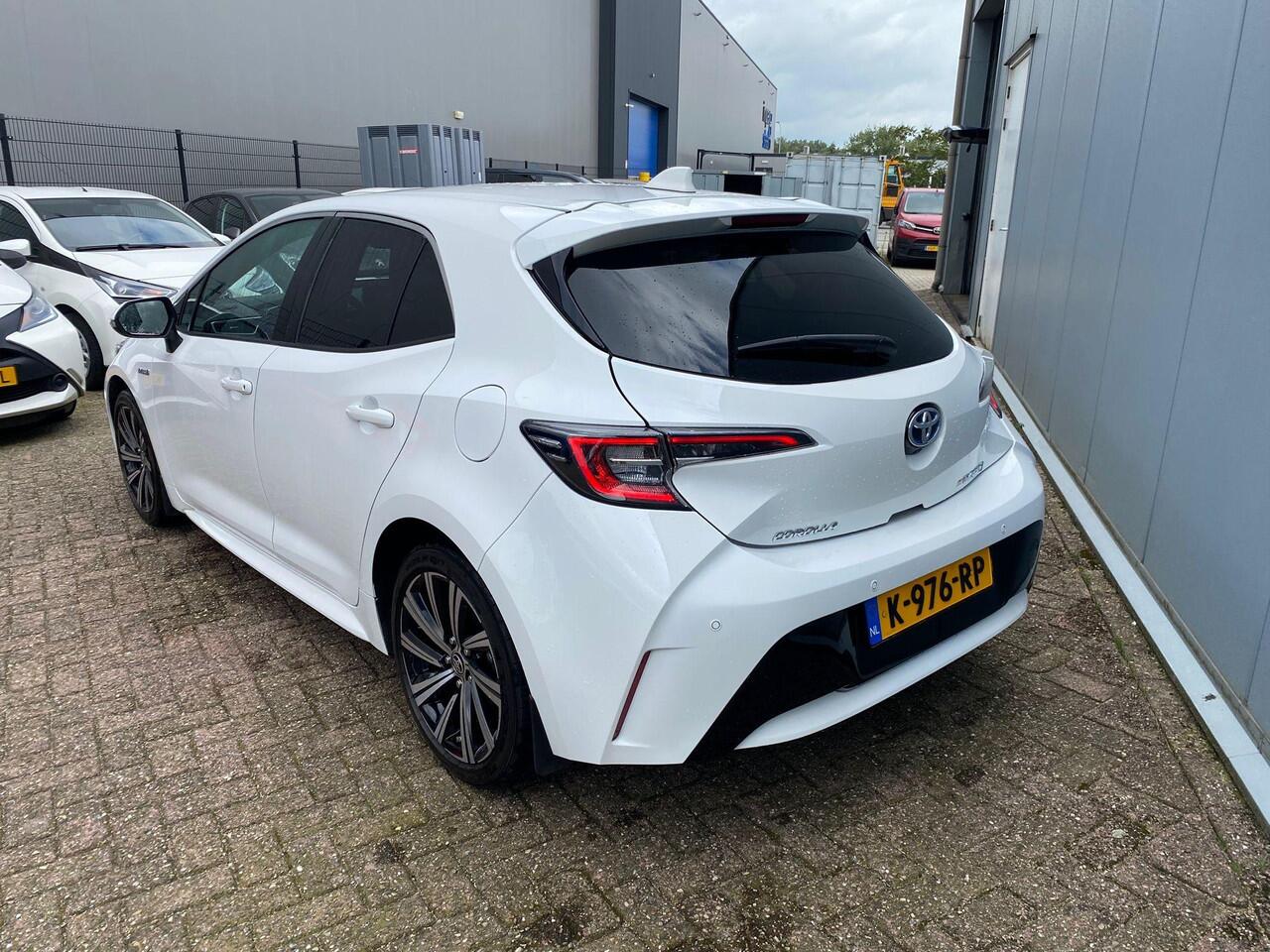 Toyota COROLLA 1.8 Hybrid Dynamic | 1e Eigenaar | NIEUWSTAAT lage KM stand | 10 Jaar Garantie | Dealer onderhouden | Parkeersensoren achter | Full map navigatie | Adaptive cruise control |